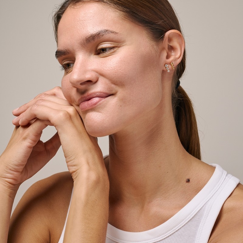 Trinity øreringe i forgyldt sølv fra Enamel på model